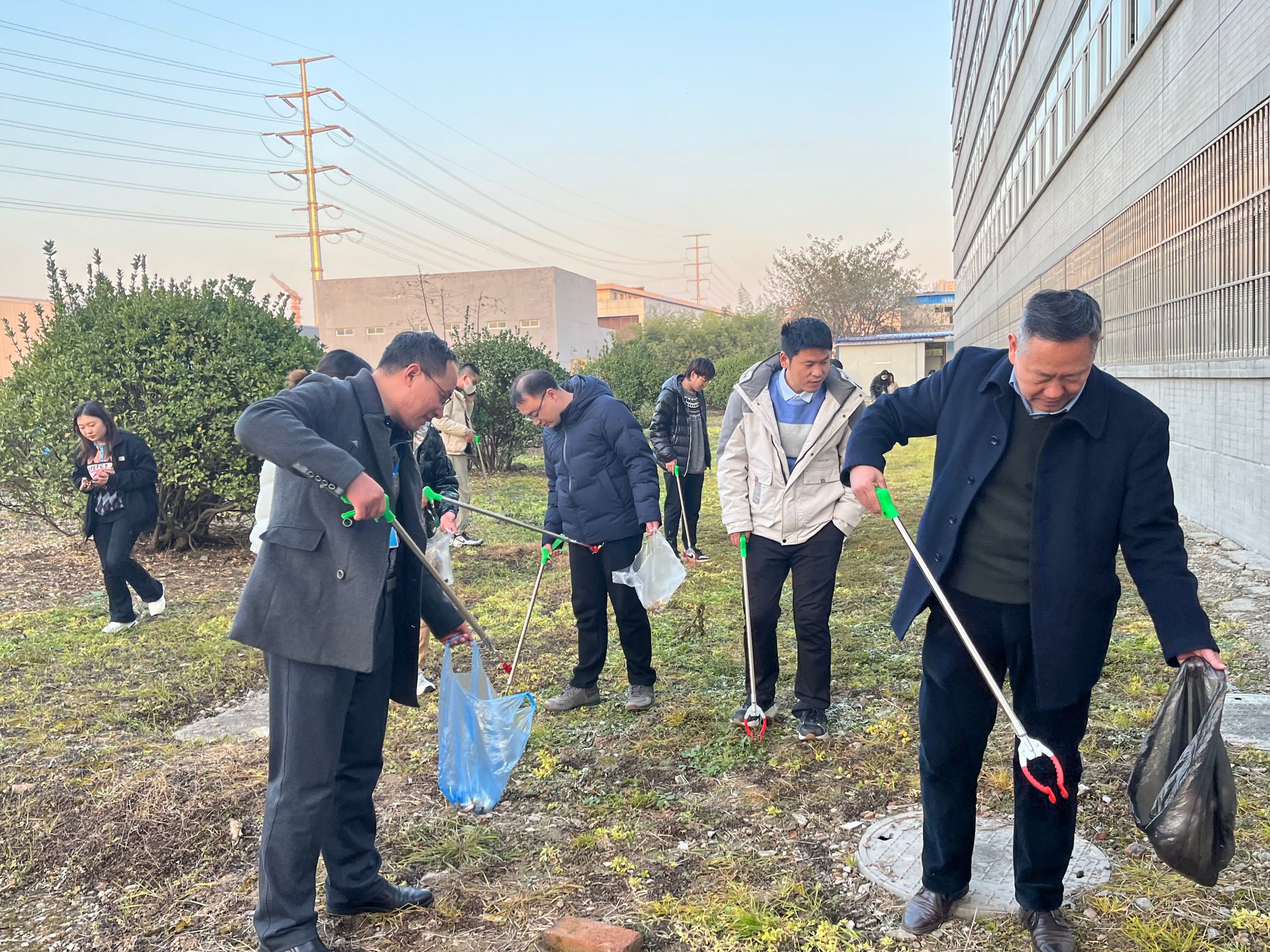 信息工程学院开展“我的地盘我劳动”活动(图1)