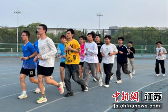 学生们在校园里运动。徐州工业捕鱼达人破解版
供图